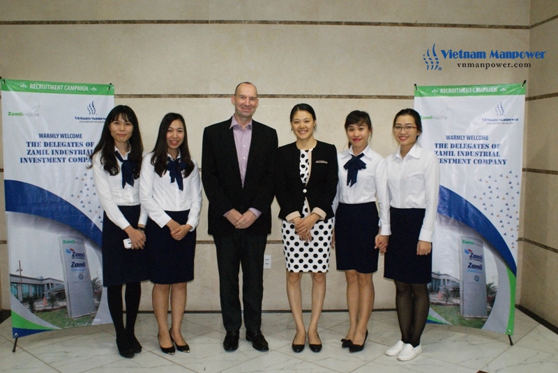 the representative took a picture with Vietnam Manpower’s staff