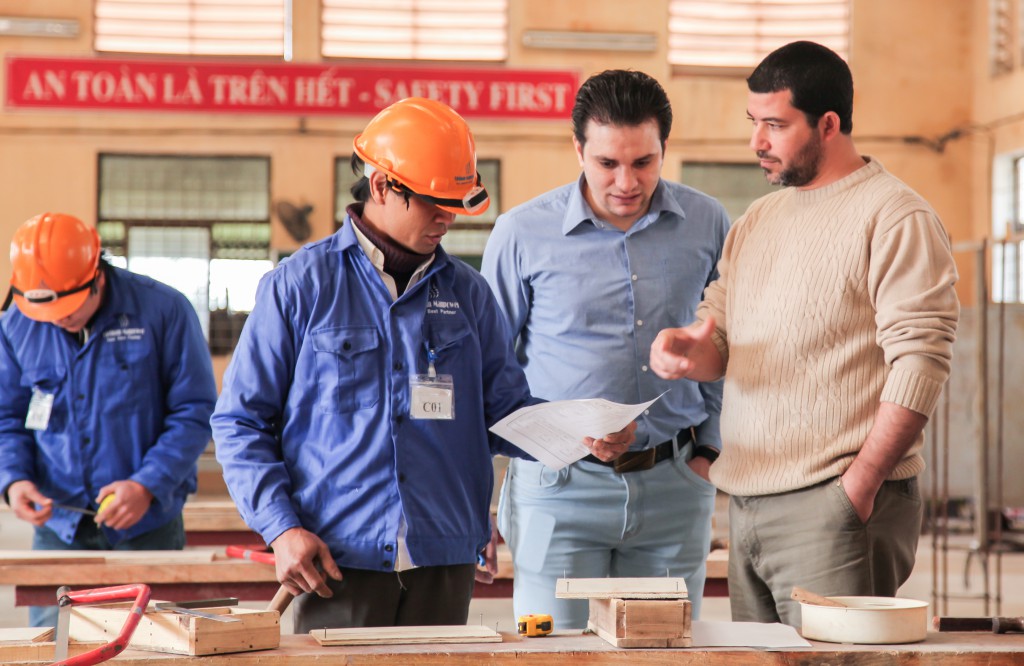 vietnamese-carpenters