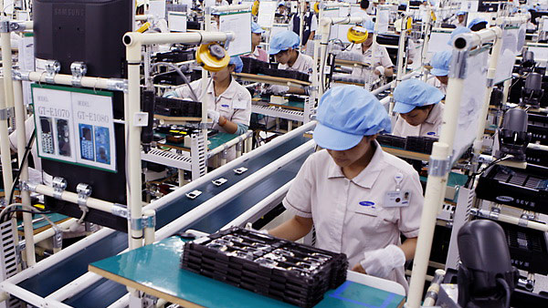 samsung-vietnam-manufacturing-workers