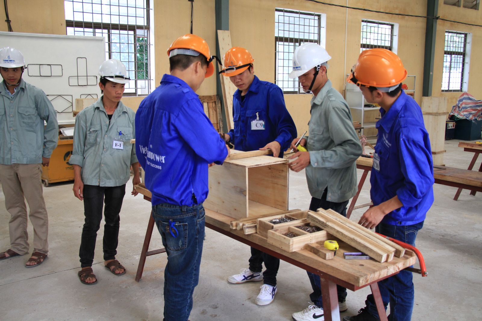 vietnamese-carpenters