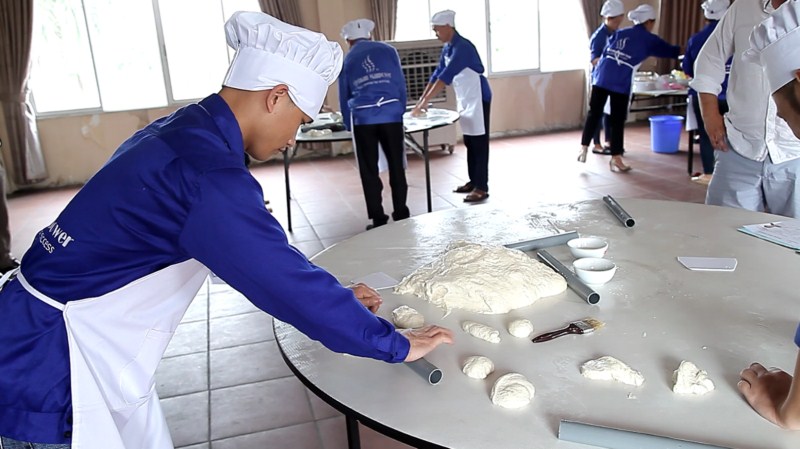 Successfully arranging the placement of 100 bakery and cake workers for food processing company in Romania