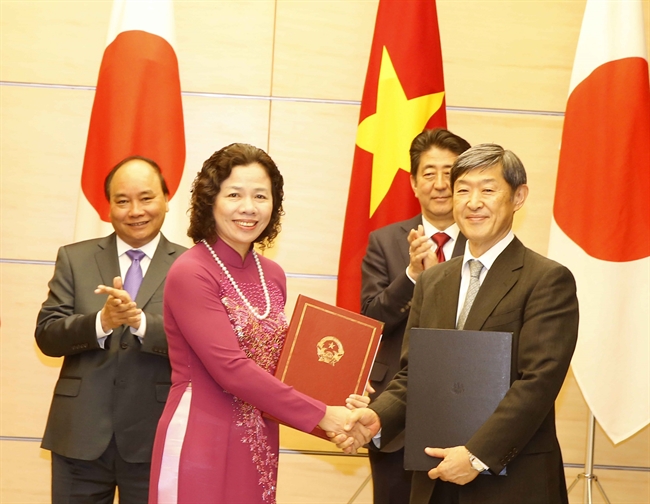Prime Minister Shinzo Abe and  his Vietnamese counterpart Nguyen Xuan Phuc witness the signing ceremony of cooperation agreements between the two nations