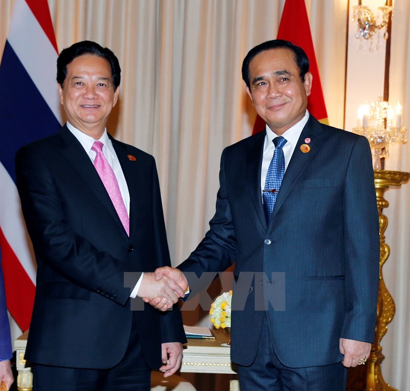 Prime Minister Nguyen Tan Dung (L) shakes hands with his Thai counterpart Prayuth Chan-ocha  on July 23, 2015