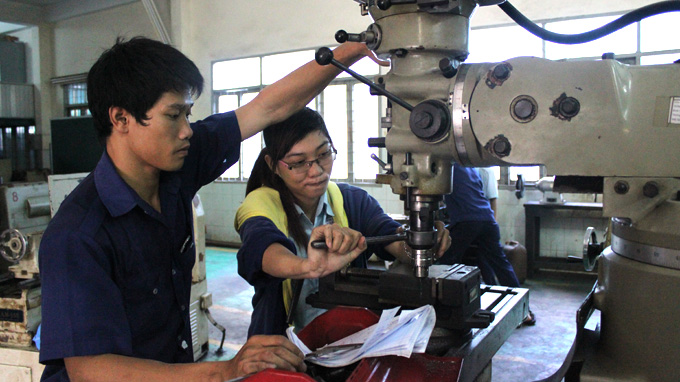 Vietnam milling machine operator