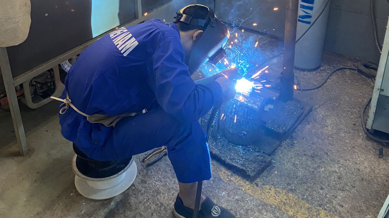 Overcoming the Cold: The Dedication of Vietnamese Welders in Training