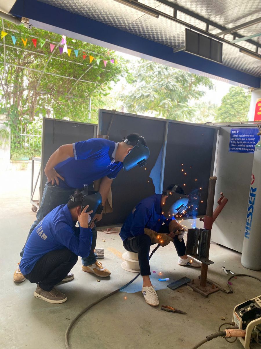 11 Successful Recruitment Cycles: Nearly 200 Vietnamese Workers Stable at Romania Steel Structure Factory