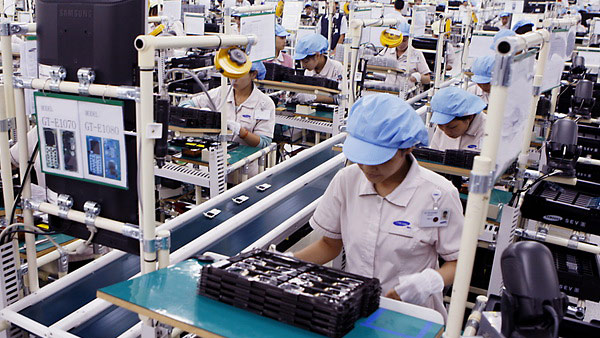 samsung-electronics-manufacturing-vietnam-workers