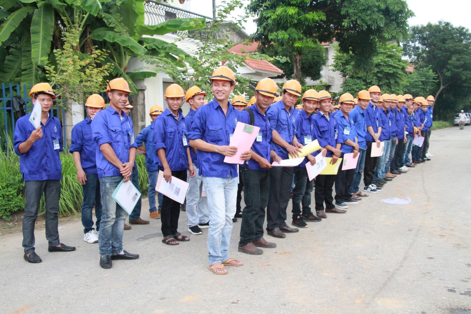 在越南人力组织的一次大型运动中，数百名越南工人被招募为罗马尼亚雇主。