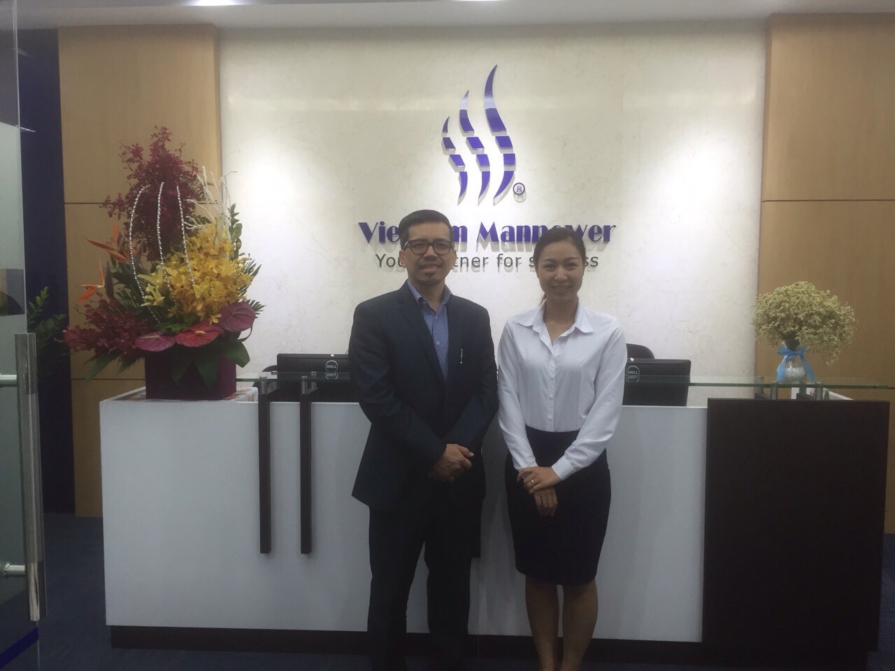 越南人力资源公司的总经理与阿拉伯公司代表合影