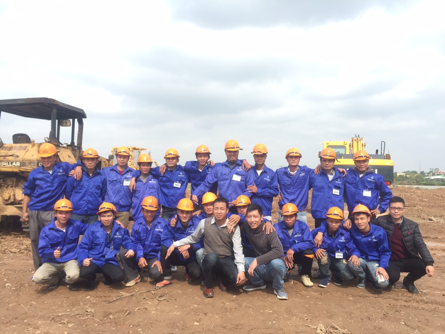 شركة Vietnam Manpower لتوريد 40 عاملا القيادة الجرافات والشاحنات إلى  شركة  GECAT 1