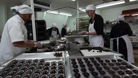 تقدم Vietnam Manpower أكثر من 50 عاملا لمصنع الشوكولاته Alan 4